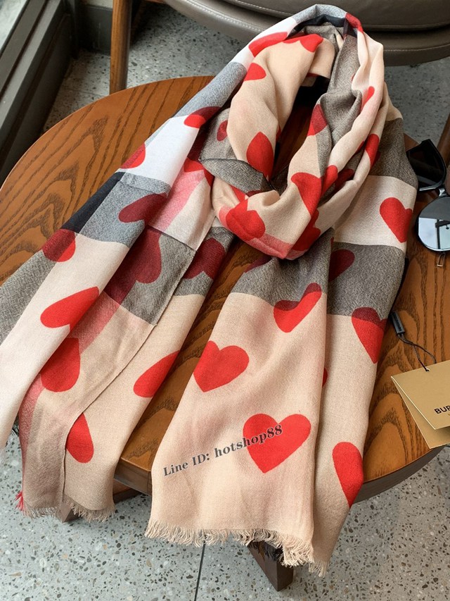 BURBERRY專櫃新款巴寶莉心型圖案羊絨圍巾 mmyj1631